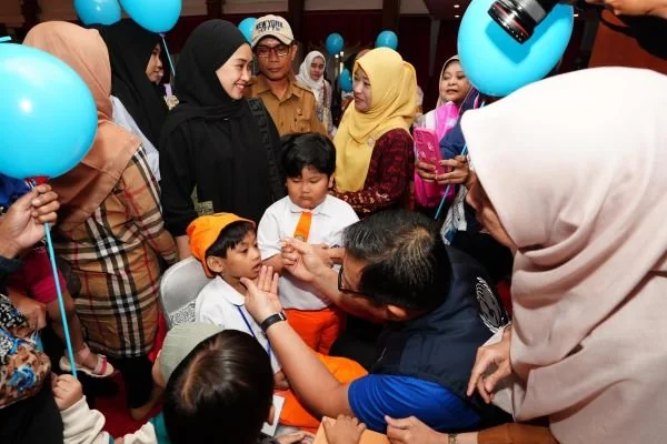 Pemberian imunisasi pada anak-anak di Pekan Imunisasi Nasional Polio (Dok: Ist)