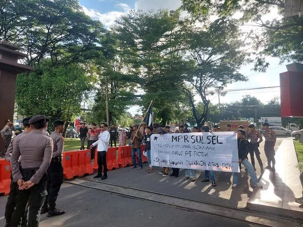 MPR Sulsel menggelar aksi damai terkait persoalan puluhan calon jamaah batal menunaikan ibadah umrah yang berlangsung di Polda Sulsel, Senin (1/4/l). Selain itu aksi juga di Kantor Kemenag Provinsi Sulsel.