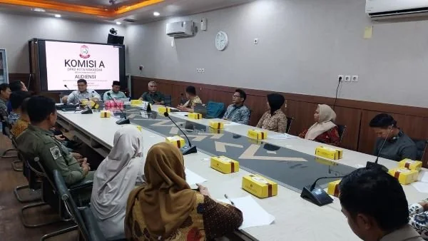 Audiensi aliansi honorer R2 dan R3 Makassar bersama Komisi A DPRD Kota Makassar (Dok Sinta Kabarmakassar)