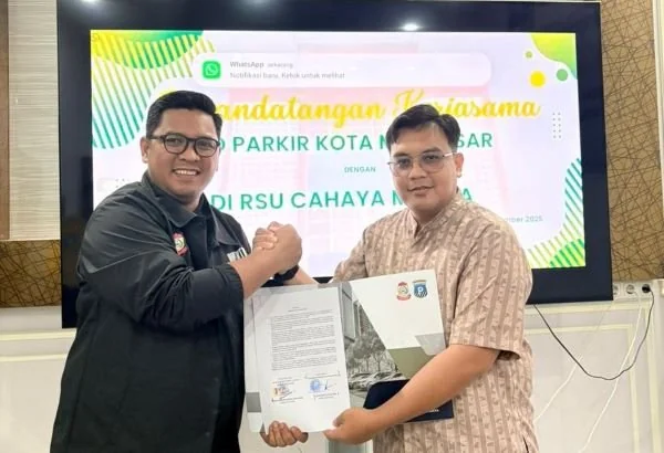 Perumda Parkir Makassar Raya resmi menjalin kerjasama pengelolaan parkir dengan Rumah Sakit Umum Cahaya Medika. Dok. Ist