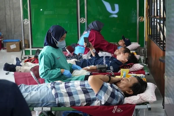 Antusiasme pegawai, mitra kerja dan masyarakat umum dalam mengikuti kegiatan Donor Darah di lingkungan PLN UID Sulselrabar.