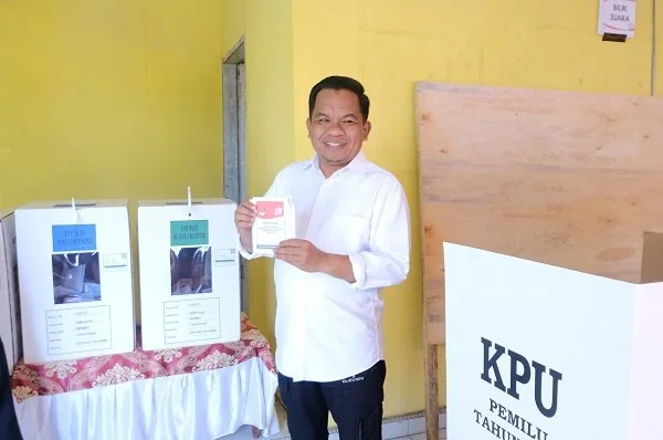 Pj Bupati, Junaedi Bakri saat melakukan pencoblosan di TPS 01 Kompleks Rujab Bupati Jeneponto