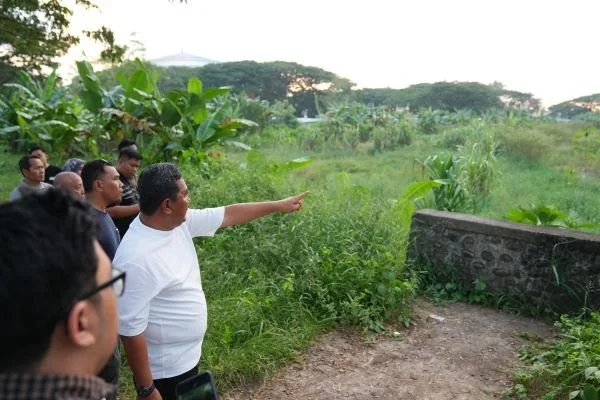 Penjabat Gubernur Sulsel, Bahtiar Baharuddin saat berkunjung ke lokasi pembangunan stadion di Sudiang, Kecamatan Biringkanaya, Kota Makassar.