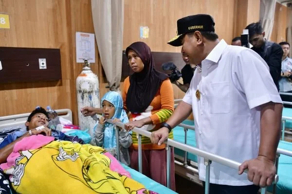 Pj Gubernur Sulsel, Bahtiar Baharuddin saat melakukan peninjauan ke RSUD Haji Makassar dan Puskesmas Jongaya, Senin (8/4).