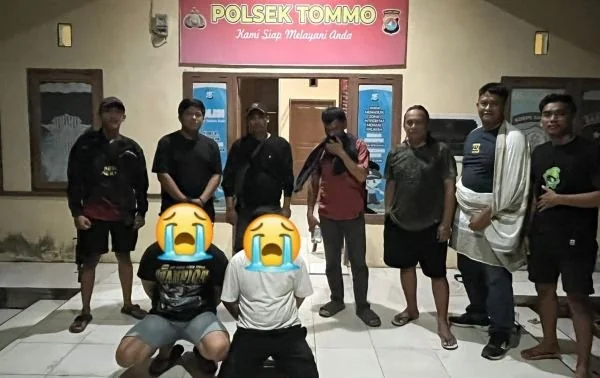 Personel Polsek Tommo dan Diresnarkoba Polda Sulbar saat menangkap pelaku (Dok : Ist).