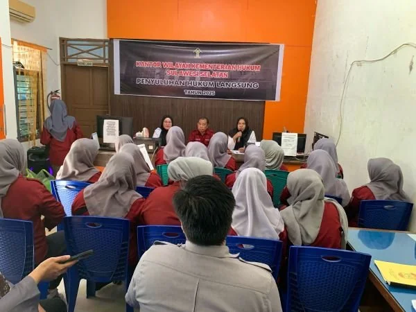 Penyuluhan hukum langsung di Kantor Kelurahan Maccini Gusung (Dok : Ist).