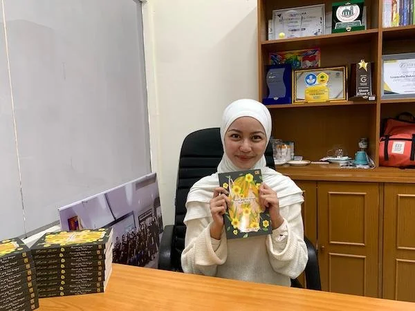 Penulis buku Musim yang Tak Sempat Kita Miliki, Tsana 'Rintik Sedu' (dok. Syamsi/KabarMakassar)