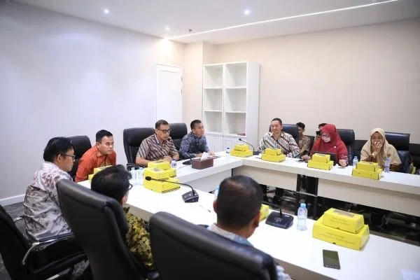 Sekda Pimpin rapat terkait Optimalisasi Pelaksanaan Program Jaminan Sosial Ketenagakerjaan bagi Pekerja Sektor Jasa Konstruksi di Kota Makassar (Dok: Ist).
