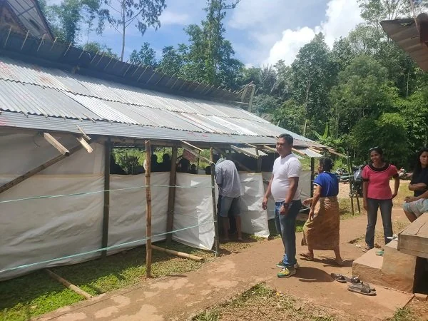 Lurah Pa'paelean Niko Lajes saat pantau Pemilu di TPS 005, Dusun Tiroallo