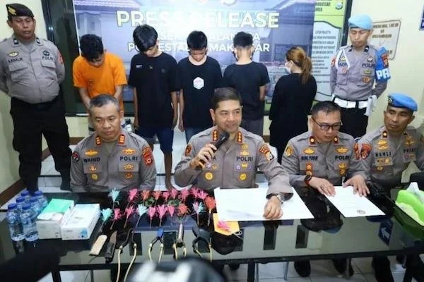 konferensi pers oelaku pembusuran dengan anak panah di Tamalanrea, Makassar (Dok: Ist)