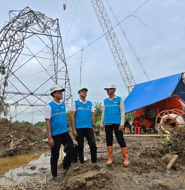 Direktur Utama PLN, Darmawan Prasodjo (tengah), Direktur Transmisi dan Perencanaan Sistem PLN, Edwin Nugraha Putra (kanan) dan Direktur Teknologi, Engineering dan Keberlanjutan PLN, E. Haryadi (kiri) ketika memastikan langsung proses pembangunan tower dar