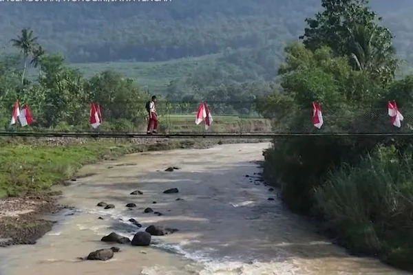 Siswa melintasi jembatan gantung di Desa Sembukan, Wonogiri, Jawa Tengah. ANTARA/HO-BPMI Sekretariat Presiden
