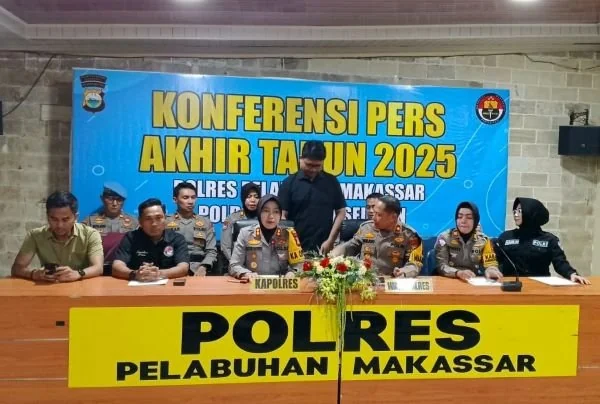 Konferensi pers yang dipimpin oleh Kapolres pelabuhan Makassar AKBP Rise Sandiyantanti. (Dok: Dwiki KabarMakassar)