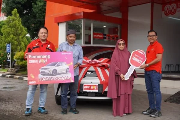 Penyerahan grand prize mobil listrik BYD Dolphin kepada pemenang undian SIMPATI HOKI (Dok: Ist)