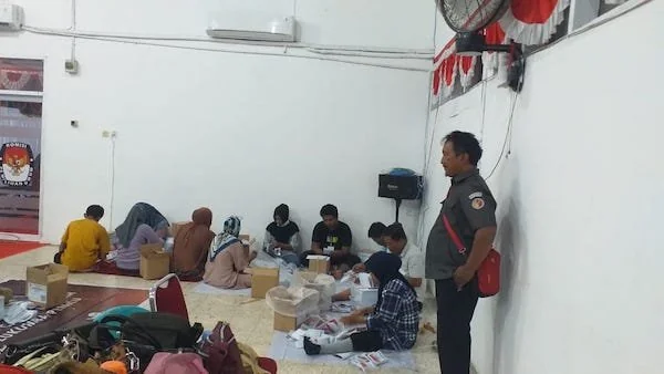 Bawaslu Bulukumba Awasi Proses Sortir Lipat kertas Suara Pilkada Di ruang Aula KPU Bulukumba (Foto: ist )