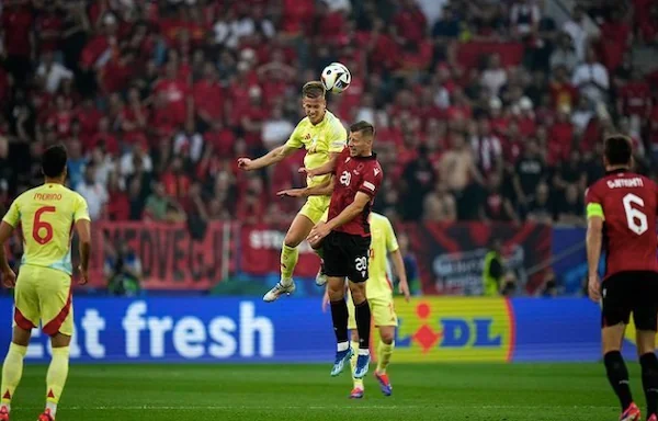 Duel antarpemain di laga Albania vs Spanyol, Euro 2024 (c) AP Photo/Alessandra Tarantino
