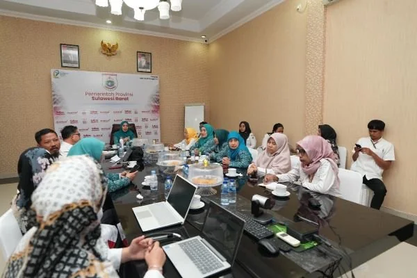 Pj Ketua TP PKK Sulbar Ny. Hj. Sofha Marwah Bahtiar saat memimpin rapat koordinasi posyandu (Dok : Ist).