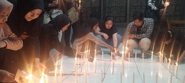 Penyalaan lilin konfigurasi 60 oleh volunteer, Dok. M. Yasin Ahmad KabarMakassar