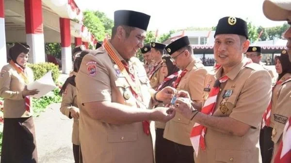 Bupati Maros, Chaidir Syam mendukung gerakan Pramuka di kalangan pelajar dengan membagikan 11.810 seragam Pramuka kepada siswa (Dok : Ist).