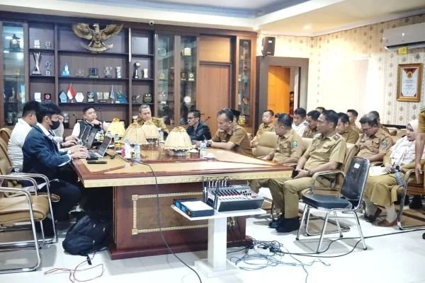 Deputi Koordinasi dan Supervisi KPK RI, Tribudi Rochmanto beserta tim. (Dok: Ist)