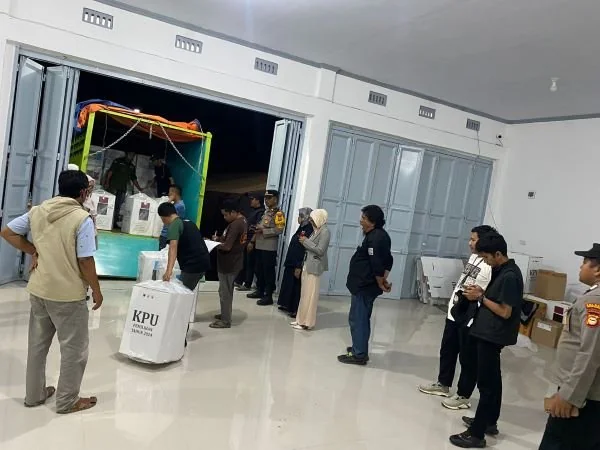 Petugas kepolisian saat mengawal ketat Proses pemindahan Rekap Surat Suara ke Gudang Logistik KPU Kabupaten Jeneponto (Dok : Ist).