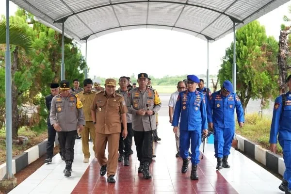 Pj Gubernur bersama Kapolda saat mendampingi KakorPolairud Irjen Pol Yassin Kosasih di Bandara Tampa Padang (Dok : Ist).