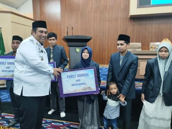 Bupati Maros, Chaidir Syam memberikan hadiah umroh dan uang tunai kepada pemenang Musabaqah Tilawatil Quran (MTQ) tingkat Provinsi Sulawesi Selatan.
