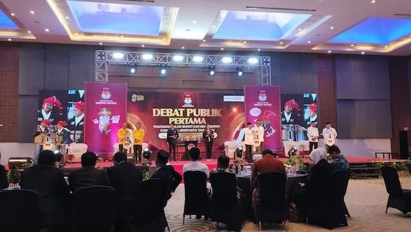 Empat Paslon Bupati Jeneponto saat mengikuti Acara debat perdana pilkada Serentak 20204 yang digelar KPU di Hotel Fourt Points by Sheraton Jl. Andi Jemma No.130 Pa'baeng - baeng, Kecamatan Tamalate, Kota Makassar, Sulawesi Selatan. (Foto/ullah).