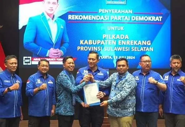 Ketua DPP Partai Demokrat Agus Harimurti Yudhoyono saat menyerahkan tujuh rekomendasi untuk pilkada serentak di Sulsel. Dok IST