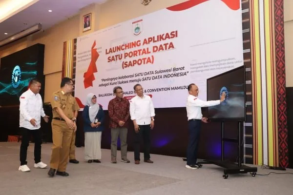 :Pj Gubernur Sulbar Prof Zudan Arif Fakrulloh saat melakukan Launching aplikasi Sapota.