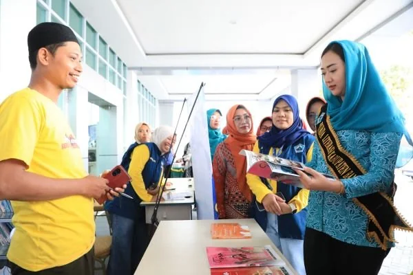 Bunda Literasi Gunya Paramasukhaputri saat menghadiri acara Festival Literasi Bantaeng. Dok. Ist