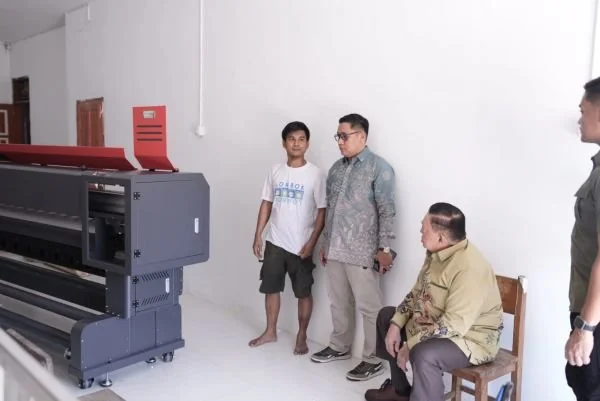 Wakil Gubernur Sulbar saat melihat secara langsung bantuan mesin percetakan dinsalah satu UMKM di Polman (Dok : Ist).