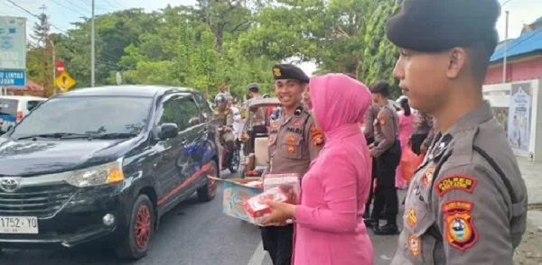 Polres Bantaeng Bagikan Takjil 350 Dos Ke Warga.