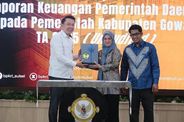 Bupati Gowa, Sitti Husniah Talenrang saat Menyerahkan WTP (Dok: Ist).