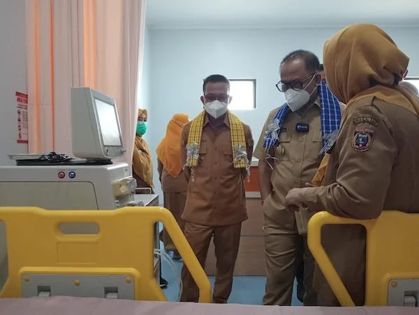 Gubernur bersama rombongan saat meninjau RSUD Andi depu di Polman (dok:Ist)