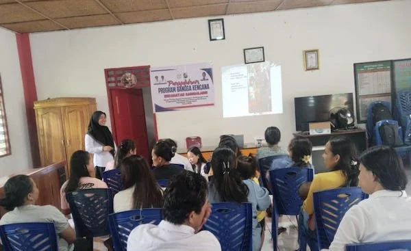 Penyuluhan Bangga Kencana yang di hadiri oleh Ibu Rumah Tangga dusun Karatuan di Kantor Lembang Buntu La'bo' Kecamatan Sanggalangi, Rabu(22/10/2025) .