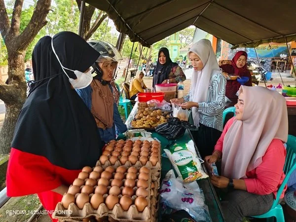 Suasana pasar murah ramadan di Makodim 1425, Jl Abd Jalil Sikki, Kecamatan Binamu, Kabupaten Jeneponto, Sulsel. (Dok : Ulla Kabarmakassar).
