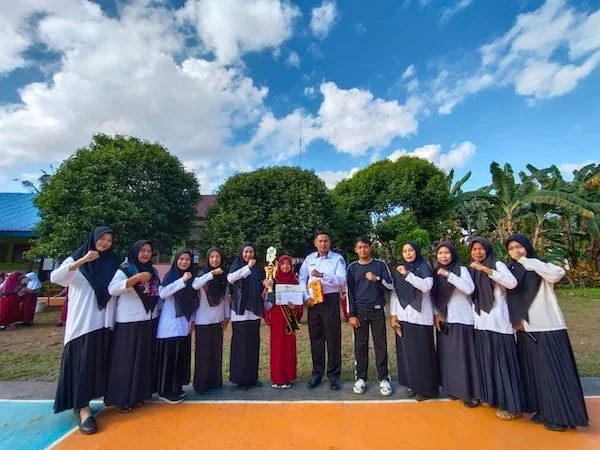 Andi Ahriani Ustari Pemenang Lomba Pidato Foto bersama Para Guru SD 103 Kalimporo  ist