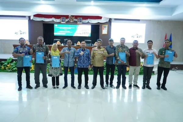 Pj Bupati Jeneponto, Reza Faisal Saleh, saat menyerahkan DPA (Dokumen Pelaksanaan Anggaran dan Pagu Anggaran Desa Tahun 2025 (Dok : Ist).