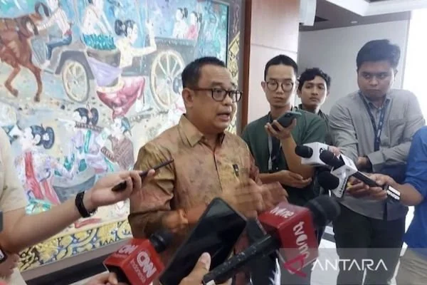 Arsip foto- Koordinator Staf Khusus Presiden Ari Dwipayana menyampaikan keterangan pers di Gedung Sekretariat Negara, Jakarta. ANTARA/Andi Firdaus/am.