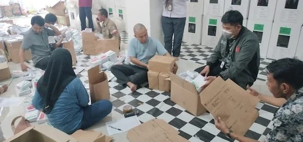 Kasubag Keuangan, Umum dan Logistik KPU Jeneponto, Arsyad dengan Ketua Bawaslu Jeneponto Muhammad Alwi saat melakukan pengecekan surat suara di Gudang Logistik KPU,  Jeneponto.