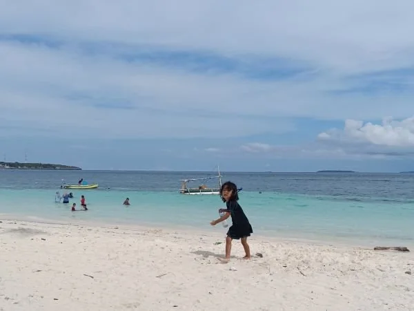 Suasana di Pantai Bara Bulukumba (Dok : Sinta KabarMakassar).