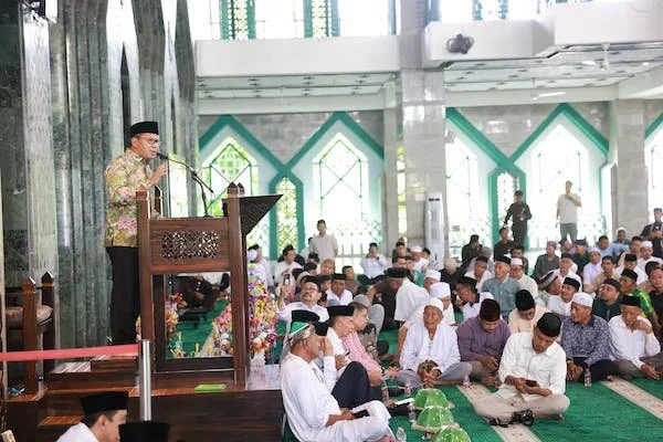 Wali Kota Makassar, Moh Ramdhan Pomanto saat menghadiri peringatan Maulid Nabi Muhammad Saw bersama engurus dan jemaah Masjid Al-Markaz Al-Islami, Sabtu (21/09) (dok ist)