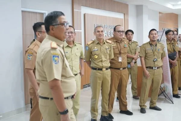 Sekprov Sulbar, Muhammad Idris saat melakukan sidak di hari pertama kerja di OPD.