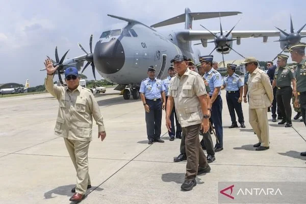 Presiden Prabowo Subianto (kiri) didampingi Menteri Pertahanan Sjafrie Sjamsoeddin (kedua kiri) meninjau pesawat Airbus A400M saat kegiatan serah terima pesawat di Lanud Halim Perdanakusuma, Jakarta, Senin (3/11/2025). Presiden Prabowo Subianto menyerahka