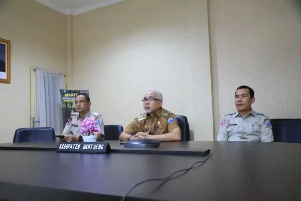 Wakil Bupati Bantaeng, H. Sahabuddin, bersama Kepala BPBD Bantaeng, Faisal serta Kabid Kesiapsiagaan dan pencegahan Haeruddin mengikuti rapat koordinasi potensi ancaman Bencana Hidrometeorologi Basah pada puncak musim hujan akhir tahun 2025. (Dok: Ist)