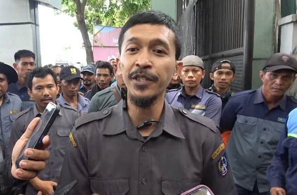 Koordinator aksi, Andi Irfandi saat diwawancara media (Dok: Atri KabarMakassar)