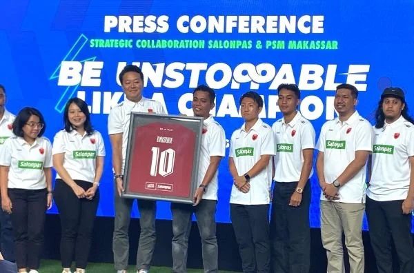 President Director PT Hisamitsu Pharma Indonesia, Sato Ryo bersama Direktur Operasional PSM Makassar Rafiuddin Razak pada konferensi pers kolaborasi Salonpas dan PSM Makassar di Plataran Makassar (Dok: Nofi KabarMakassar).