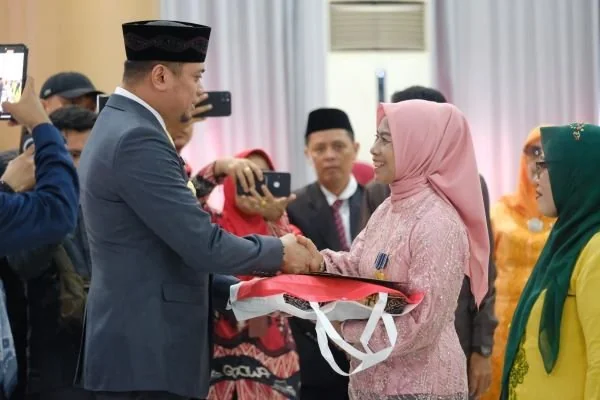 Bupati Gowa, Adnan Purichta Ichsan melakukan penyematan Penganugerahan Tanda Kehormatan Satyalancana Karya Satya (Dok : Ist).
