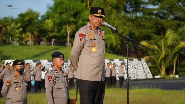 Kapolda Sulbar Irjen Pol Adang Ginanjar saat memimpin apel (Dok : Ist).